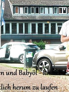 Plastikschlampe Volker G.: öffentlich in Plastikhosen