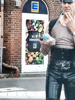 Plastikschlampe Volker G.: öffentlich in Plastikhosen  2