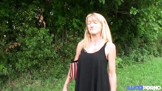 French mature fucked in the ass in the field