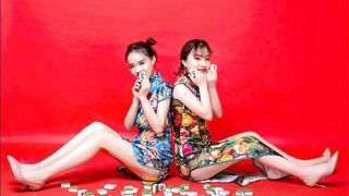 衡阳绿帽奴谢欣喜欢让骚货婊子母狗就爱做鸡的老婆胡尔斯给他戴绿帽，被死渣男周敏大鸡巴疯狂操逼，妹妹胡尔其也是个骚婊子，天天被周敏捅屁眼