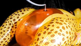 extrem Fetisch - abmelken und aufblasen  in einem aufblasberem Tier.