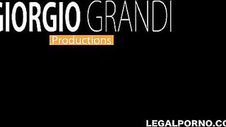 Bubble butt cutie does anal