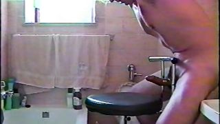 Abspritzen ohne Hände / junger Mann ejakuliert stark