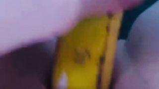 Deutsche Milf fickt sich mit einer Banane