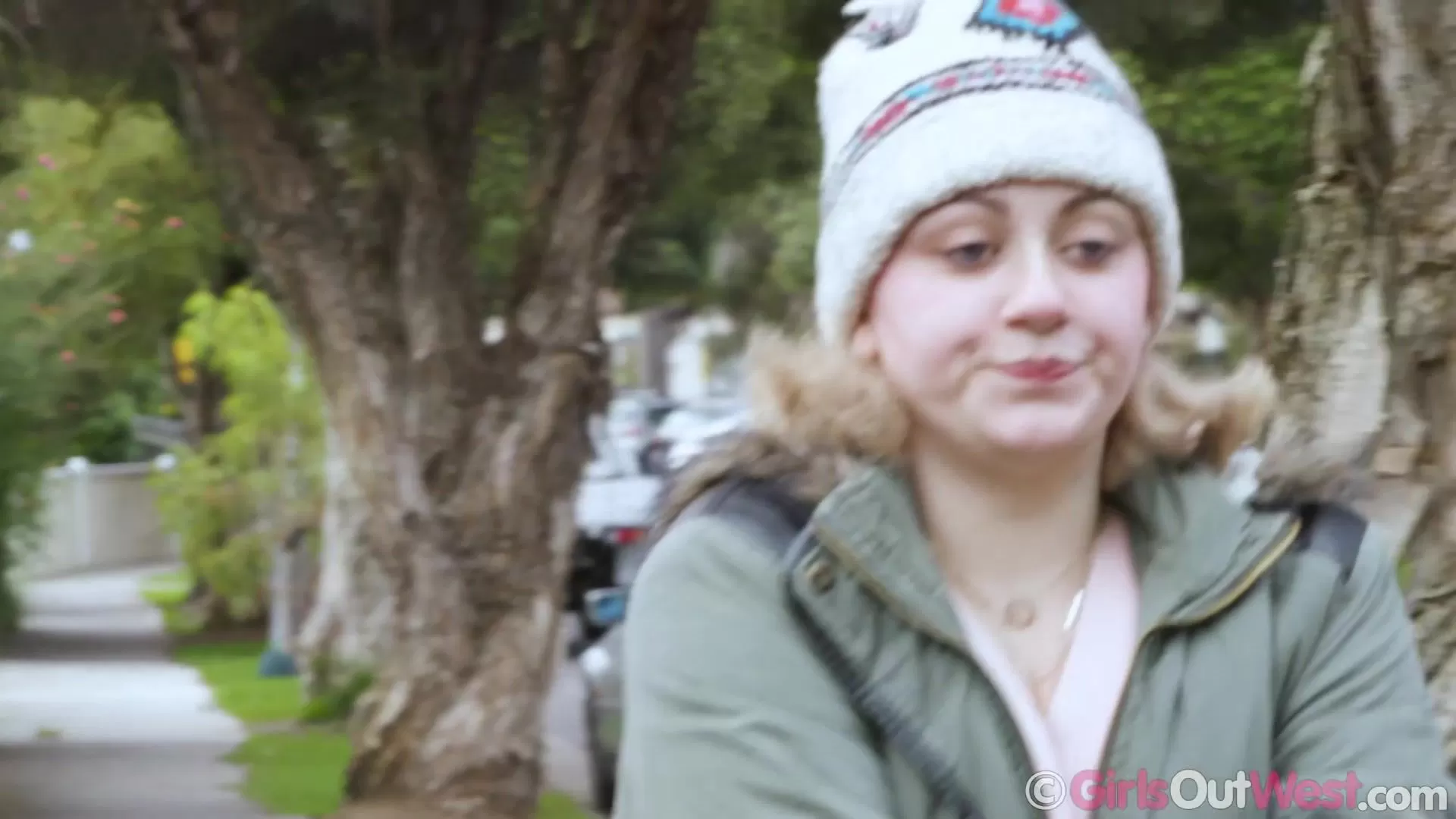 Amateur lesbian gets cozy anal