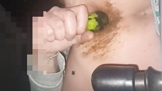 I fuck my shitty ass with a zucchini in my car