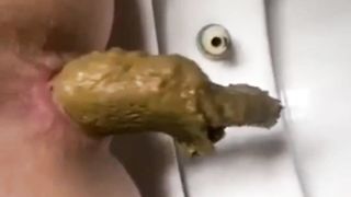 Crackling shitty on toilet!