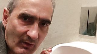 The loser faggot Oleg Yakuba  licking urinals.