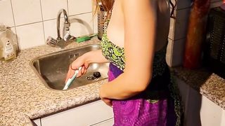 Kitty Skatt shits in sink