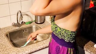 Kitty Skatt shits in sink