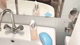 Kitty Skatt shits on toilet