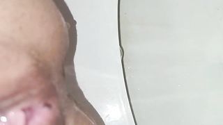 Kitty Skatt shits on toilet