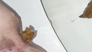 Kitty Skatt shits on toilet