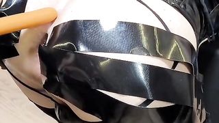 Pornofotze mit Faust und Dildo gefickt