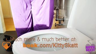 Kitty Skatt shits on toilet
