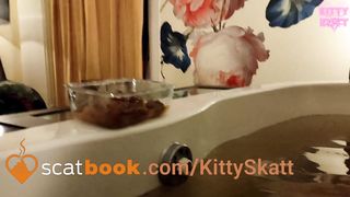 Kitty Skatt in shitty bath
