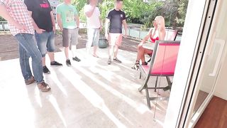 Gangbang mit einer billigen deutschen Blondine
