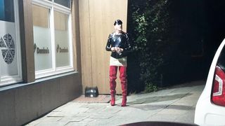Plastikschlampe in Lack und Latex outdoor in Hamburg 1