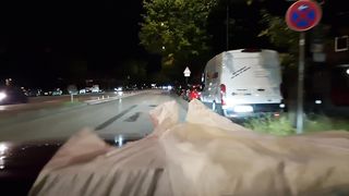 Plastikschlampe führt Pisswindel vor