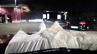 Plastikschlampe führt Pisswindel vor