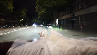 Plastikschlampe führt Pisswindel vor