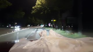 Plastikschlampe führt Pisswindel vor