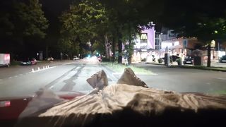 Plastikschlampe führt Pisswindel vor