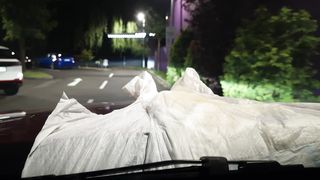 Plastikschlampe führt Pisswindel vor