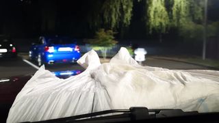 Plastikschlampe führt Pisswindel vor