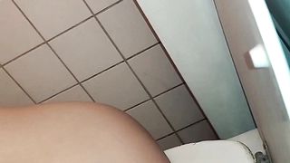Kitty Skatt mess toilet