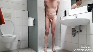 Paul beim öffentlichen Duschen