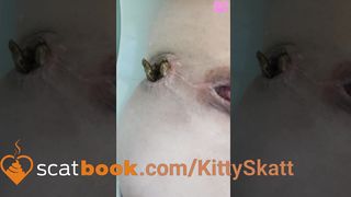 Kitty Skatt shitting