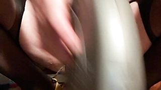Metallplug in der Arschfotze und schwere Gewichte an Schwanz und Eiern